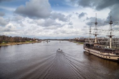 Veliky Novgorod. - Rusya. 25 Nisan 2021. Gemi restoranı. Motorlu tekne nehir boyunca yelken açar. Bahar bulutlu günü.