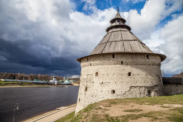 Torre Pokrovskaya Del Kremlin Pskov Contexto Cielo Nublado Dramático Antes — Foto de Stock