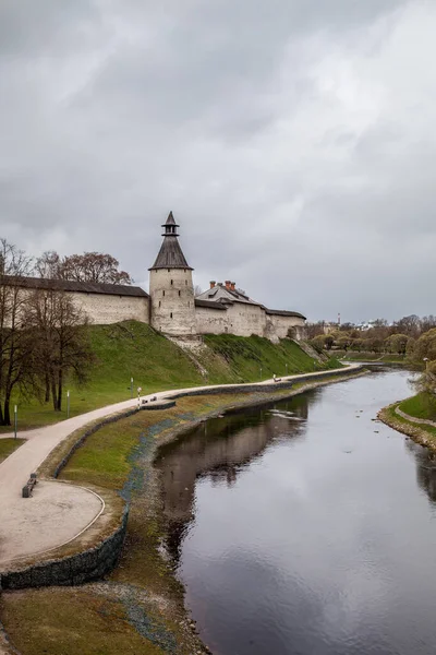 Torre Piedra Muralla Fortaleza Del Kremlin Pskov Día Nublado Primavera — Foto de Stock