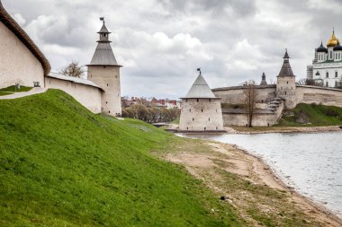 Velikaya Nehri. Pskov Kremlin ve Trinity Katedrali manzarası. Bulutlu bahar günü. Pskov. 