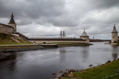 Pskov nehrinden Pskov Kremlin manzarası. Bahar bulutlu bir gün. Pskov.