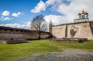 Pskov Kremlin 'de kümülüs bulutları olan güzel mavi gökyüzü. Trinity Katedrali, Pskov, Rusya. 