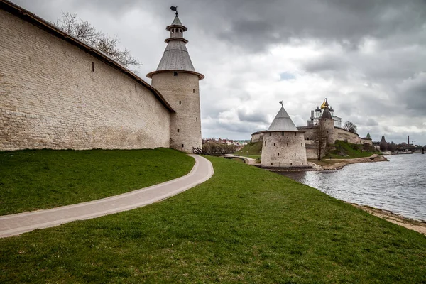 Antigua Fortaleza Orilla Del Río Kremlin Pskov Río Pskova Gran — Foto de Stock
