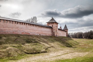 Veliky Novgorod. - Rusya. 25 Nisan 2021. Novgorod Detinets. Novgorod Kremlin 'in eski kuleleri. 