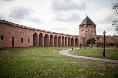 Veliky Novgorod. - Rusya. 25 Nisan 2021. Novgorod Detinets. Kemer şeklinde duvarlar ve Novgorod Kremlin Kulesi.