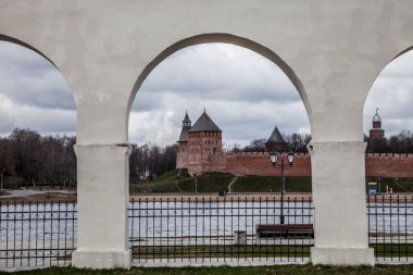 Velikiy Novgorod. - Rusya. 25 Nisan 2021. Yaroslavov Dvor. Novgorod Kremlin 'in bahar manzarası alışveriş salonunun kemerlerinden.