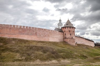 Novgorod Detinets. Eski Novgorod Kremlin. UNESCO listesine bir mimari eser de dahil edildi. Metropolitan Kulesi ve Şapel. Veliky Novgorod.