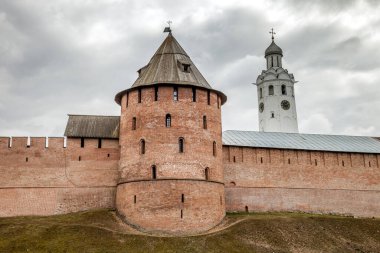 Novgorod Detinets. Novgorod Kremlin 'in Fedorovskaya kulesi. Bulutlu bahar günü. Veliky Novgorod.