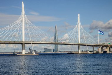 Saint Petersburg, Rusya - 29 Nisan 2021: Çevre yolu köprüsü ve Saint Petersburg 'daki Lakhta merkez gökdeleni. 