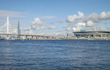 Saint Petersburg, Rusya - 29 Nisan 2021: Gazprom Arena Stadyumu ve Lakhta Center gökdeleni Neva Nehri 'nden çekildi.