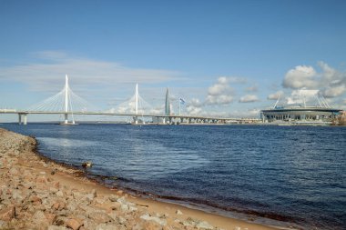 Saint Petersburg, Rusya - 29 Nisan 2021: Nehrin karşısındaki Lakhta Center gökdelenine, Gazprom Arena Stadyumuna ve Batı Otoyolu üstgeçişine bakın.