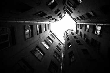 Saint Petersburg, Rusya - 27 Nisan 2021: Saint-Petersburg 'da avlu.