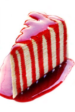 Krep Keki: İnce, dantelli krep tabakaları ışık ve krema ile dolu, görsel olarak büyüleyici ve lezzetli bir tatlı başyapıtı yaratıyor..