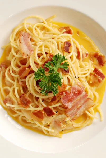 Spagetti Carbonara klasik İtalyan makarna yemeği kremalı sos, kıtır pastırma, parmesan peyniri ve karabiber. Dünya çapında sevilen lezzet ve dokuların uyumlu bir karışımı..