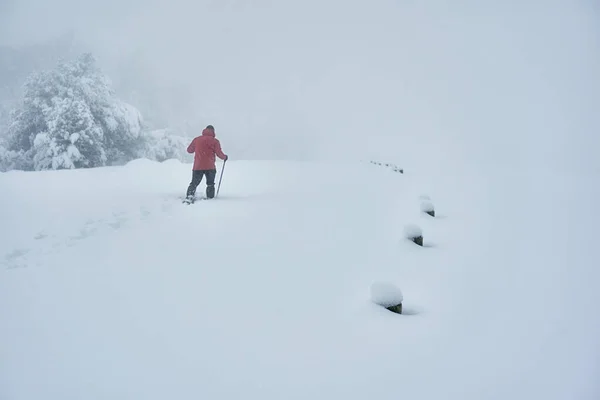 Ένας Άντρας Κόκκινο Μπουφάν Που Περπατάει Στο Χιόνι — Φωτογραφία Αρχείου