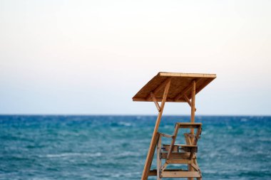 Arkasında deniz olan cankurtaran gözcü kulübesi.