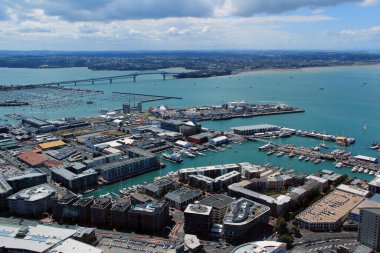 Auckland şehrinin yatay manzarası ve Yeni Zelanda, Gökyüzü Kulesi 'nden liman