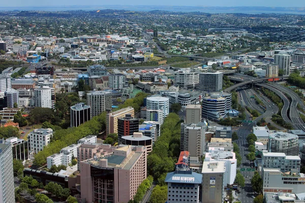 Auckland şehrinin yatay manzarası ve Yeni Zelanda, Gökyüzü Kulesi 'nden liman