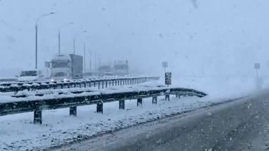 Şiddetli karda yolda yürürken arabanın camından bak, hareket halinde kayıyor.