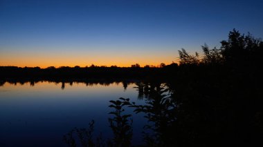 Gölün üzerinde gün batımı