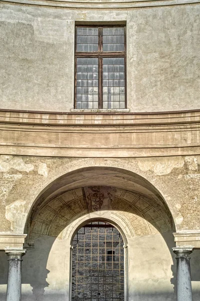 Detail Italské Renesanční Architektury Kulatým Obloukem Římsami Okny — Stock fotografie