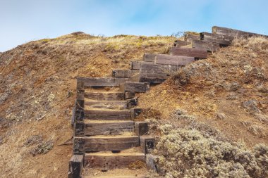 Bir kir tepe üzerinde ahşap merdiven
