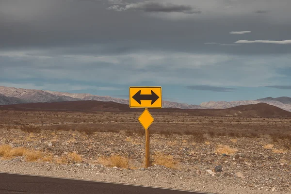 Yol kenarında yol işareti — Stok fotoğraf