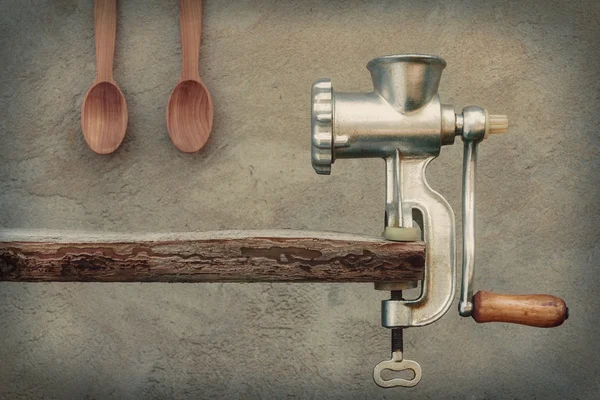 Vecchio macinino e cucchiai di legno — Foto Stock