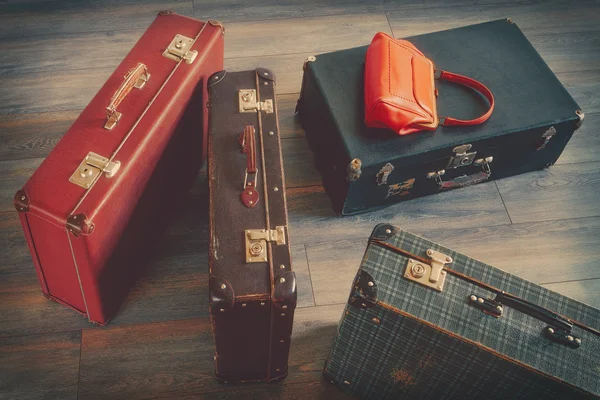 Eski valiz ve kırmızı çanta — Stok fotoğraf