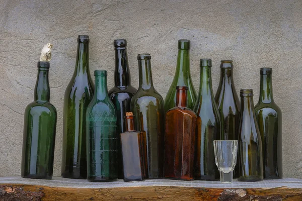 Старые бутылки вина и бокал — стоковое фото