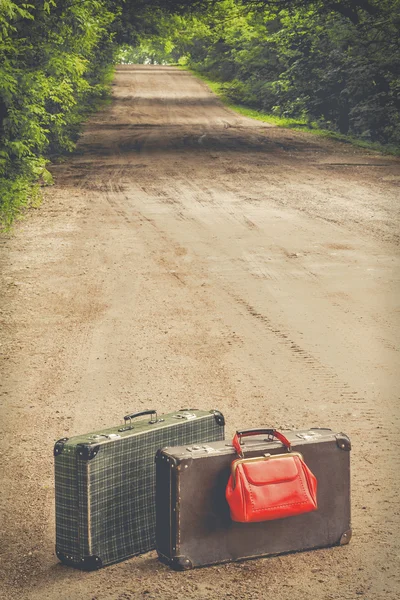Régi bőröndök és piros táska — Stock Fotó