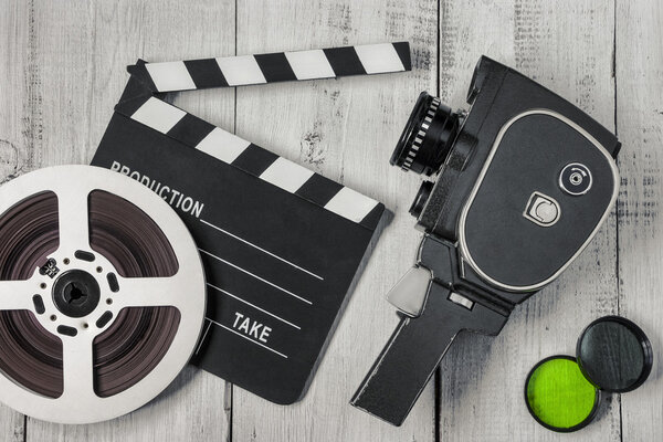 Старая кинокамера и пленка
