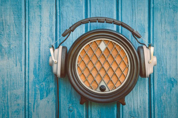 Stare radio i słuchawki — Zdjęcie stockowe