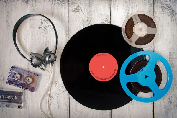 Vinil kaydı, kaset, makara teyp ve siyah ses kulaklık