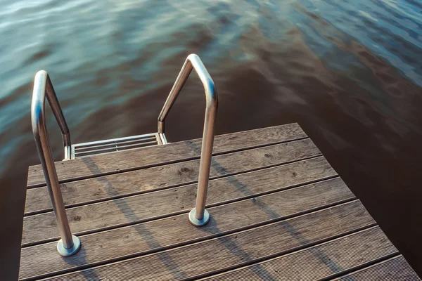 Escalera de metal en la piscina — Foto de Stock