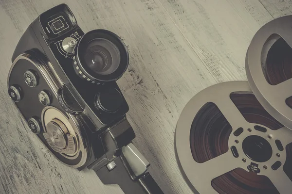 Old movie camera and film reel — Stock Photo, Image
