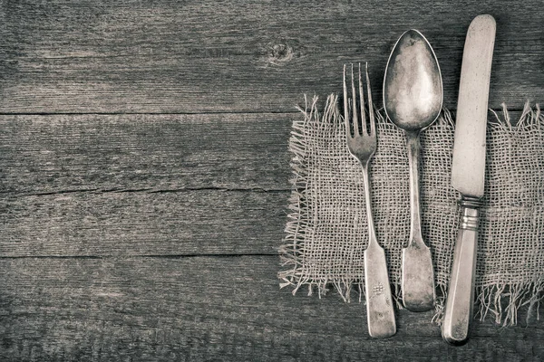 Fourchette Cuillère Couteau Sur Une Vieille Planche Bois — Photo