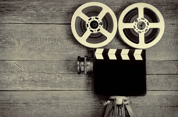 Stará Filmová Kamera Skládající Stativu Objektivu Filmových Cívek Clapperboardů — Stock fotografie