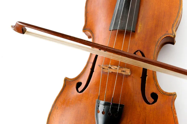 Старая скрипка с луком на белом фоне — стоковое фото