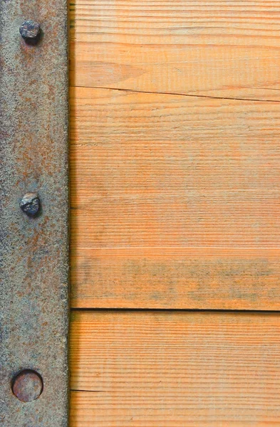 Tablero de madera con una raya de acero — Foto de Stock