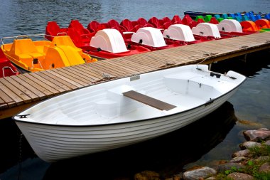Beyaz tekne ve katamaran kalemizi üzerinde