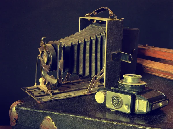 Старые камеры, штатив и сумка — стоковое фото