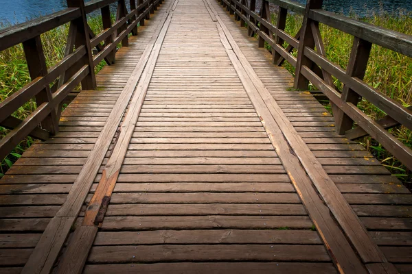 Dřevěný most přes řeku — Stock fotografie