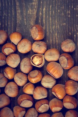 Ahşap bir gemide çok kırılmış fındık