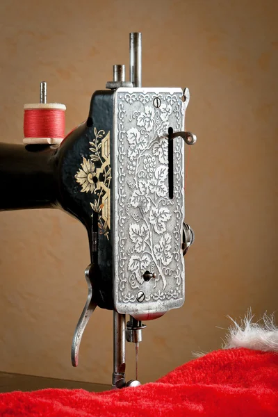 Gammel symaskine med rød tråd - Stock-foto