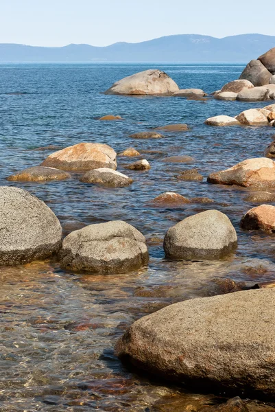 Piedras en el agua en el lago Tahoe — Foto de Stock