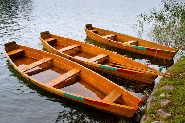 Barco a remo de madeira perto da costa — Fotografia de Stock