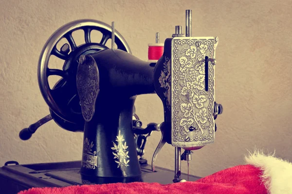 Old sewing machine with red thread — Stock Photo, Image