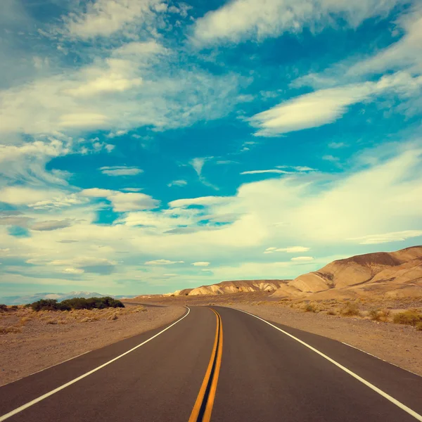 Free road on a sunny day — Stock Photo, Image