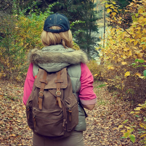 Turista se batoh v podzimním lese — Stock fotografie